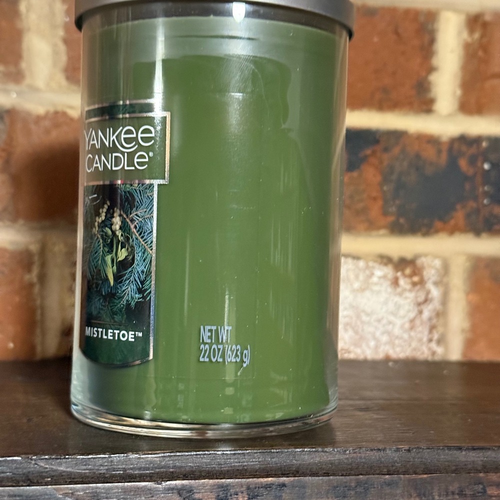 Yankee Candle Mistletoe‎ Scented Candle 22oz Large Jar Double Wick Brand New - Picture 2 of 5